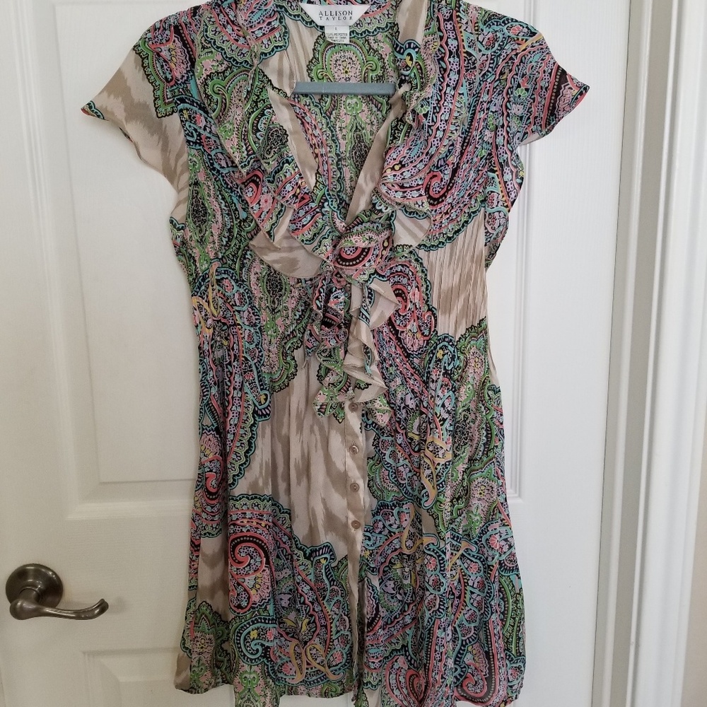 Like New Sleeveless Ruffle Blouse - Picture 5 of 5